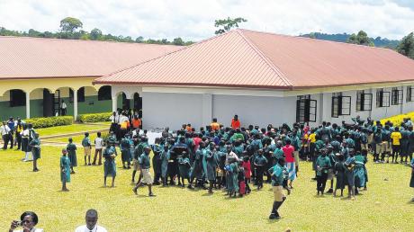 Buntes Treiben herrscht am St.-Andrew’s-College in Uganda. Aufgebaut hat diese Schule der Verein „Hilfe für Kinder in Uganda“. Außerdem unterstützt der Verein die Grundschule St. Kitzito. 