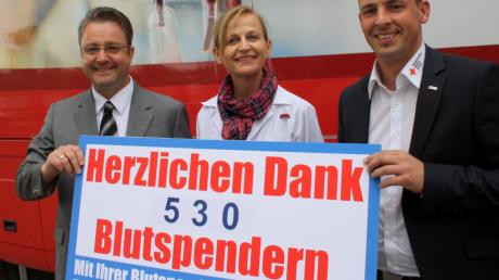 Edgar Inhofer, Jutta Lutz, Teamleiterin im BRK-Blutspendemobil, und BRK-Geschäftsführer Stefan Kast freuen sich über das Rekordergebnis der diesjährigen Blutspendeaktion bei Möbel Inhofer.  
