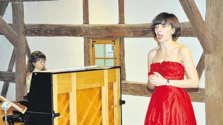 Beim Konzert „Nachtstücke 1“ beleuchteten Rebecca Heudorfer (Sopran) und Jewgenia Raisova (Klavier) unter dem historischen Gebälk des Rössle-Saals viele Facetten der Nacht. 