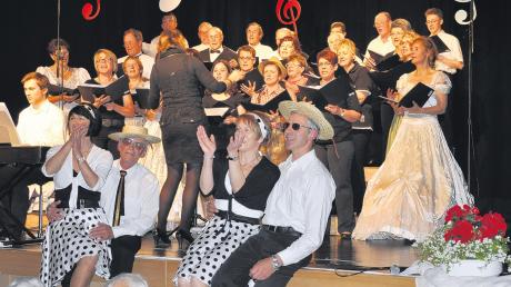 Zwei kleine Italiener der Chorgemeinschaft Kettershausen-Bebenhausen freuten sich, als sie ihre Tina und Marina wiedersehen durften. Die bunte Präsentation begeisterte das Publikum im Theater am Espach. 