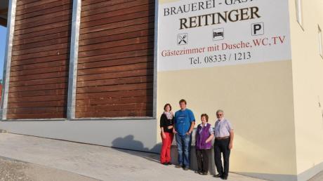 Sie sind stolz auf den neuen Anbau (von links): Doris und Wolfgang Reitinger sowie die Eltern Gudrun und Josef Reitinger.  

