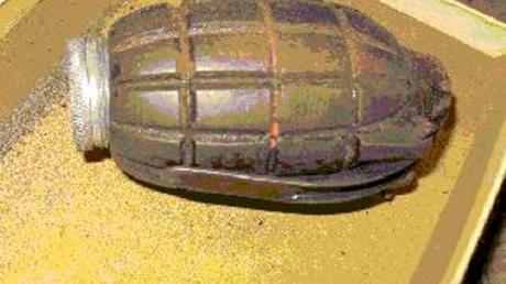 Englische Handgranate aus dem Zweiten Weltkrieg: Ein Fischer hat am Illerwehr bei Filzingen einen ähnlichen Sprengkörper entdeckt.