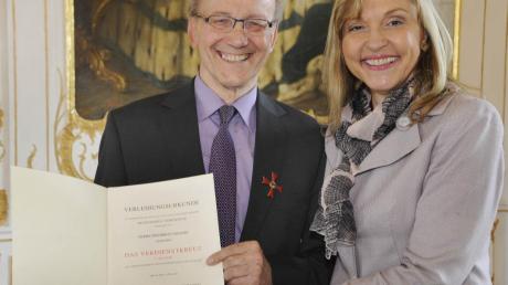 Fritz Unglert erhielt aus den Händen von Ministerin Beate Merk das Verdienstkreuz 1. Klasse. 
