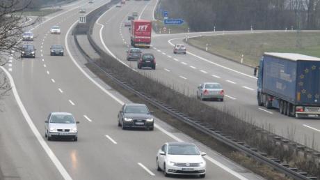 Der Verkehr auf bundesdeutschen Autobahnen nimmt zu – auch auf der A7. Der Marktrat Altenstadt erhofft sich deshalb unter anderem von einem Tempolimit und einem Überholverbot für Lastwagen eine Reduzierung des Lärms. Die Autobahndirektion lehnt ab, trotz etwa 100 Bürgerunterschriften.  
