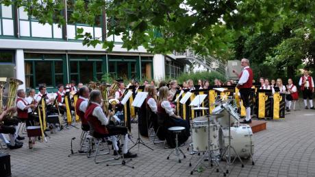 Die Musikkapelle Babenhausen machte aus ihrem Sommerkonzert einen schwungvollen Reigen, bei dem sich schmissige Märsche, brillante Solostücke und beschwingter Big-Band-Sound aneinanderreihten. 

