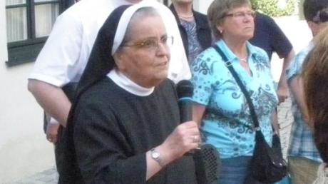 Schwester Ursula erklärte den Besuchern aus der Pfarreiengemeinschaft Altenstadt das Crescentia-Kloster. Dahinter: der Altenstadter Pfarrer Martin Jung.  
