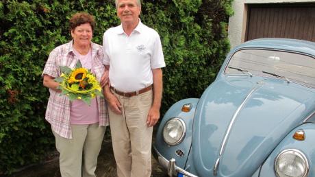 Goldhochzeiter: Theresia und Walter Schädle vor ihrer „Hochzeitskutsche“. Mit dem Käfer fuhr das Paar vor 50 Jahren zur Trauung. 
