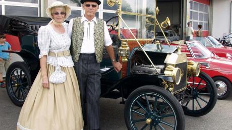 Elke und Hans Bienert (Lautrach) präsentierten nicht nur das älteste Fahrzeug, eine Tin Lizzy von Ford mit dem Baujahr 1912, sondern auch sich selbst in der Mode der damaligen Zeit. 