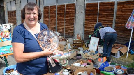 Sonja Weber aus Kirchberg sammelt altes, farbiges Glas und kommt jedes Jahr hauptsächlich wegen des Flohmarkts nach Unterroth, wo sie auch häufig fündig wird. 