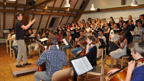 Zum Abschluss ihrer zehntägigen Probenphase in der Jugendbildungsstätte Babenhausen bot die Philharmonie Junger Christen Augsburg eine öffentliche Generalprobe für die folgenden Konzerte in München und Augsburg. 