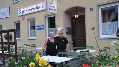 Unser Bild zeigt die Wirtsleute Diana und Sepp Schedl vor „Sepp’s Bierstube.“ Sowohl das Gasthaus als auch beide Inhaber feiern in diesem Jahr besondere Geburtstage. 