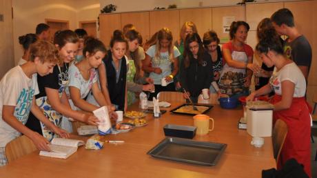 Unser Bild zeigt polnische und deutsche Jugendliche beim Kuchenbacken nach einem überlieferten polnischen Rezept. 
