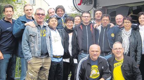 Erinnerungsfoto: Mitglieder des Hellas Fanclubs Babenhausen beim gemeinsamen Feiern. 