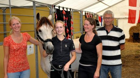  Die aus Dänemark angereiste Familie Strand mit ihrem Pony Chablis. Tochter Signe geht zum ersten Mal in Babenhausen an den Start. 
