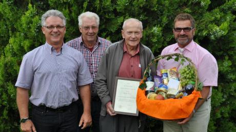 Bürgermeister Erwin Reiter (rechts) und seine beiden Stellvertreter Willibold Graf (links) und Thomas Dietrich (zweiter von links) gratulierten dem langjährigen Ratsmitglied Adolf Rau (zweiter von rechts) zum 80. Geburtstag.  
