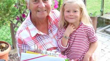 Finni Merk feierte ihren 70. Geburtstag. Das Bild zeigt sie zusammen mit ihrer Enkelin Lisa. 
