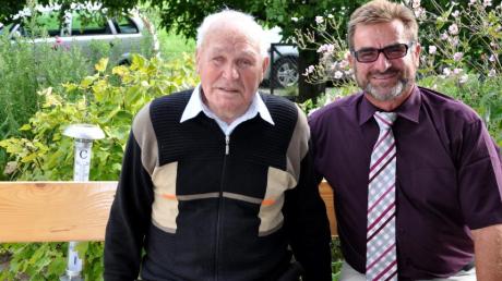 Bürgermeister Erwin Reiter (rechts) gratulierte dem ältesten Mann in der Gemeinde Oberroth, Alois Knipfer, zum 90. Geburtstag. 
