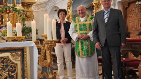 In der Wallfahrtskirche Maria Himmelfahrt wurde Pfarrer Joachim Dosch (Mitte) von Pfarrgemeinderatsvorsitzender Marlene Buchmiller und Kirchenpfleger Georg Wohllaib sowie vielen Gläubigen beglückwünscht. 
