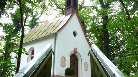Zur Bruder-Konrad-Kapelle bei Mohrenhausen geht es Stufen hinauf. Zuvor führt ein Schotterweg zu dem idyllischen Ort, den die Brauchtumsfreunde jetzt auf Vordermann bringen wollen. 
