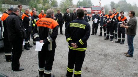 Ulrich Dambacher von der UIAG (rechts) gab den Feuerwehrleuten bei Kellmünz eine Einführung in die anschließende Begehung. 
