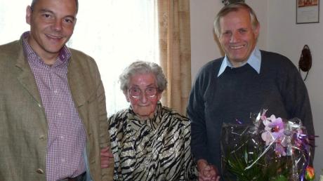 Mit 100 Jahren ist Anni Pintleger noch sehr rüstig. Zum Geburtstag gratulierten Bürgermeister Wolfgang Höß und 2. Bürgermeister Ernst Wüst (rechts). 