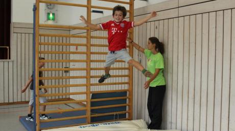 Die Erst- und Zweitklässler der Grundschule Bellenberg waren begeistert, als sie im Sportunterricht durch einen Erlebnisparcours klettern durften. 