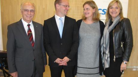 Nach der eindeutigen Wahl zum Landratskandidaten der CSU: Thorsten Freudenberger mit Ehefrau Daniela (Mitte) sowie europaministerin Beate Merk und Freudenbergers politischer Ziehvater, Landrat Erich Josef Geßner.