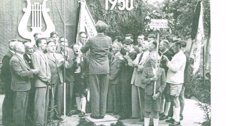 Das Bild zeigt die Harmonia Illereichen im Jahr 1950 bei einem Auftritt bei der Fahnenweihe des Männergesangvereins Au. 