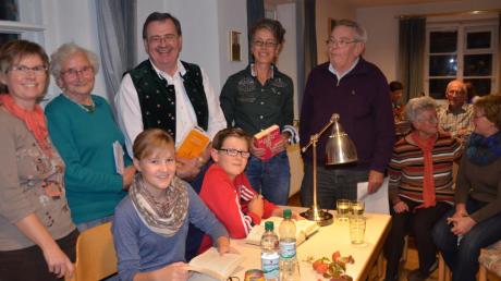 Christine Sturm, Maria Walser, Pfarrer Johann Wölfle, Sabine Hänle, Adalbert Vill sowie am Tisch sitzend Alisa Egle und Lukas Metzinger tragen Geschichten vor. 
