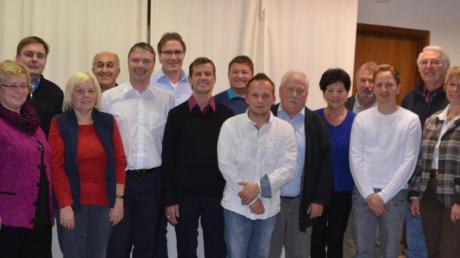 Vom Ortsverband der CSU Bellenberg haben sich 16 Bewerber für den Gemeinderat auf die Liste stellen lassen. Mit dabei Bezirksrat Herbert Pressl (rechts), der die Wahl leitete.  
