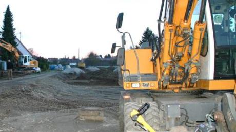 Schweres Baugerät ist aufgefahren: Die Erschließungsarbeiten im Bereich Altenstadt Mitte haben bereits begonnen.