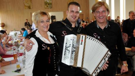 Harmonika-Weltmeister René Kogler kommt mit seiner Formation „Ingrid & die Steirerboys“ am kommenden Sonntag wieder in den Gasthof Lamm. Das Bild entstand beim ersten Auftritt in Buch.  
