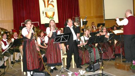 Das Geburtstagskonzert der Musikgesellschaft Illereichen-Altenstadt machte den 160 Jahren Vereinsgeschichte alle Ehre. Unser Bild vom Konzertabend zeigt (von links) das Gesangstrio Hanni Kienle, Maria Kienle und Arthur Diebolder, die eine gelungene Premiere feierten. 