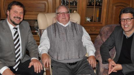 Babenhausens Bürgermeister Otto Göppel, Vorsitzender des Schulverbands Grundschule (rechts), und Rektor Wolfgang Schiertsner (links) gratulierten dem ehemaligen Grundschulrektor Helmuth Fischer zum 80. Geburtstag. 
