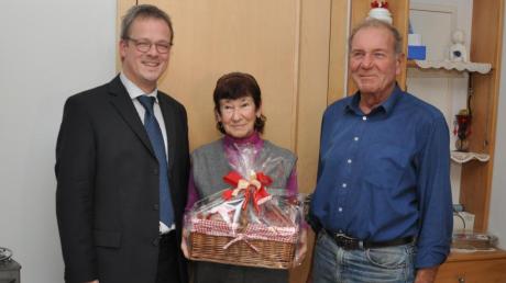 Bürgermeister Günther Fuchs überbrachte Helga und Eduard Wegele die Glückwünsche der Gemeinde und des Landrats zur Goldenen Hochzeit. 
