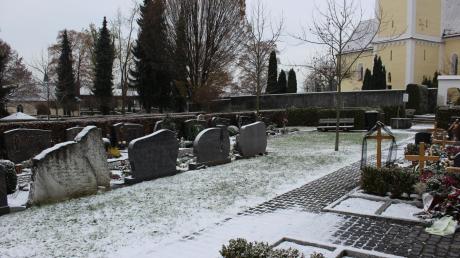 Urnengräber auf dem Altenstadter Friedhof werden um eine Reihe erweitert, die Plätze neben den Erdgräbern bleiben bestehen. 