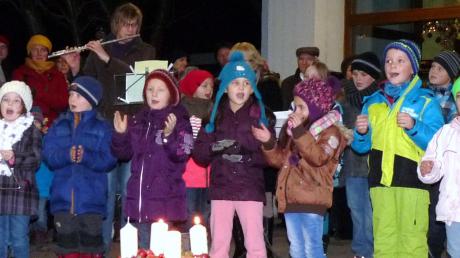 Die Chorklasse der Altenstadter Grundschule stimmte fröhlich aufs Weihnachtsfest ein. 
