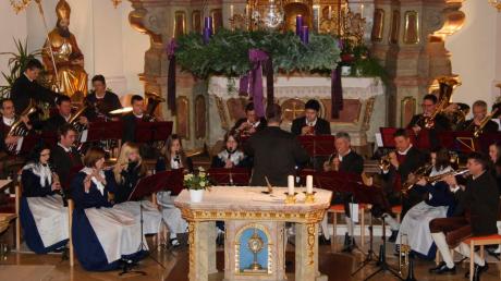 Bei einem stimmungsvollen Adventskonzert beeindruckte die Musikvereinigung Buch in der Pfarrkirche Sankt Valentin durch eine schön zum Anlass passende Programmauswahl und gelungene Vorträge.  
