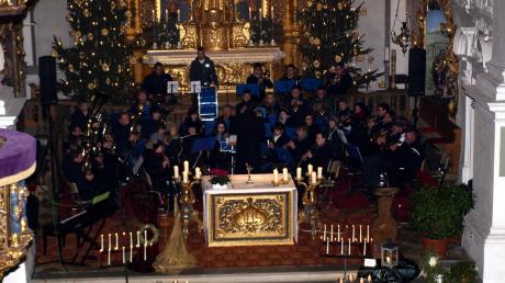 Unter dem Titel „Winterzauber – MKK trifft Freunde und Weihnachten“ präsentierte die Musikkapelle Kirchhaslach in der Wallfahrtskirche Maria Himmelfahrt eine beeindruckende adventliche Stunde für die Kartei der Not.