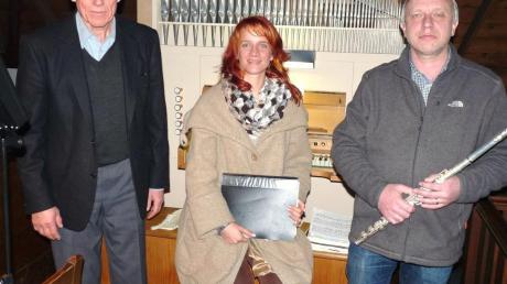 Mit anspruchsvoller Musik stimmten sie feierlich aufs Weihnachtsfest ein (von links): Organist Dr. Helmut Schüttlöffel (Vöhringen), Sopranistin Stephanie Gröger (Altenstadt) und Flötenvirtuose Alexander Fischer (Illertissen).  
