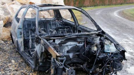 Komplett ausgebrannt ist das Auto, das in der landwirtschaftlichen Halle in Greimeltshofen stand.