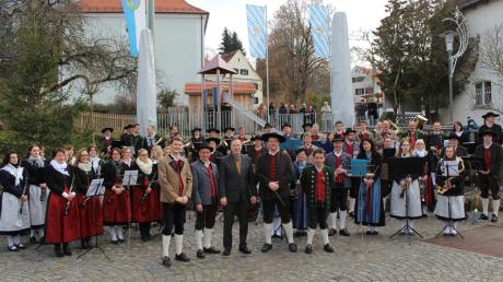 Die Musikkapellen aus Buch, Gannertshofen, Obenhausen und Ritzisried gratulierten Bürgermeister Roland Biesenberger zum 60. Geburtstag musikalisch. 