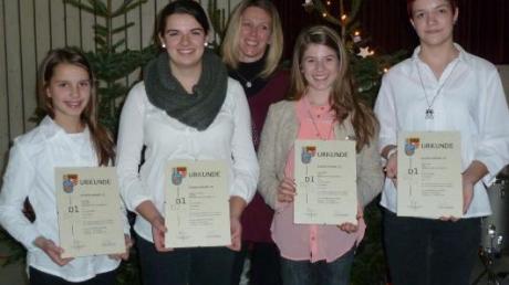 Sie erhielten eine Ehrung (von links): Lena Öfner, Veronika Keilwerth, Jugendleiterin Karin Schwägerl, Julia Aberel und Verena Lork. 
