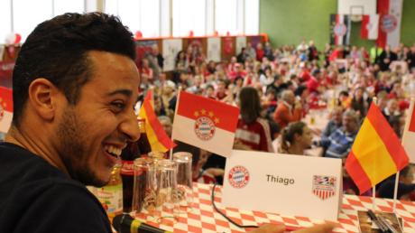 Sympathischer Fußballstar: Thiago hatte bei seinem Besuch in Winterrieden sichtlich Spaß und zeigte sich beeindruckt von dem herzlichen Empfang und der guten Organisation des Fanclubs. 