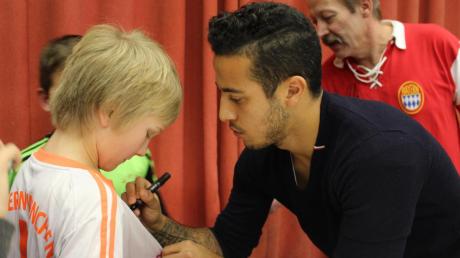 Star ohne Allüren: Bayerns Thiago schrieb stundenlang Autogramme und verteilte sogar Geschenke an seine Fans. 