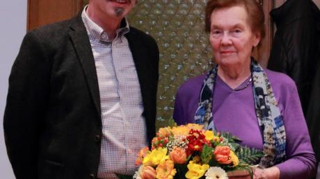 Im Namen der gesamten Belegschaft der Firma Schöb gratulierte Winterriedens Bürgermeister Hans-Peter Mayer als langjähriger Mitarbeiter der ehemaligen Seniorchefin Irma Schöb zum 85. Geburtstag. 
