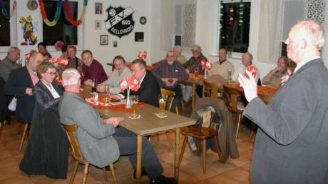 Siegfried Baum (rechts) stellte die Bellenberger SPD-Gemeinderatskandidaten bei der Wahlversammlung in der Sportgaststätte vor. 
