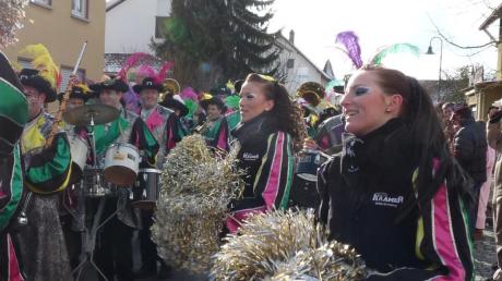 Das Bild zeigt eine Guggenmusik mit Cheerleadergrupe beim Faschingsumzug in Altenstadt. 