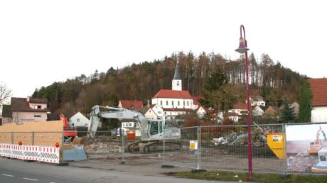 Die Abbrucharbeiten im Bellenberger Baugebiet „Ortsmitte I“ sind schon weit fortgeschritten. 
