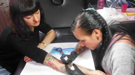 Shanin (rechts) und Jenny sind Fachfrauen für Ink-Art, also der Kunst, Tattoos zu stechen. Im Studio „Evil Kaneedle“ in Vöhringen schaffen sie individuelle Erinnerungen auf der Haut. Wie viele Tattoos die beiden Frauen selbst haben, wissen sie nicht. 